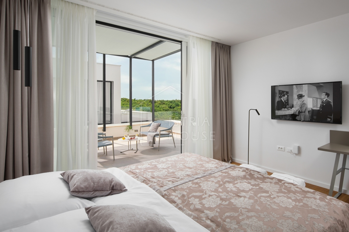 Rovinj, okolica, Ekskluzivna dizajnerska vila s tremi bazeni