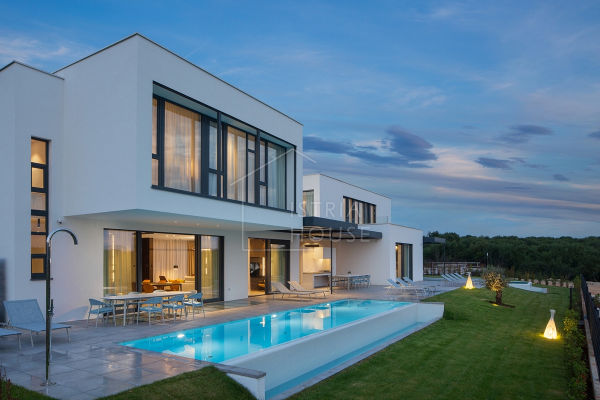 Rovinj, okolica, Ekskluzivna dizajnerska vila s tremi bazeni