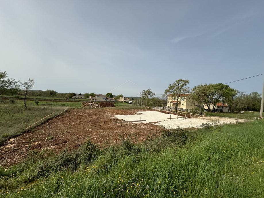 Svetvinčenat, okolica, zazidljivo zemljišče s projektom