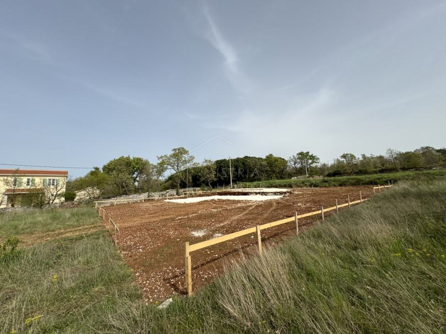 Svetvinčenat, okolica, zazidljivo zemljišče s projektom