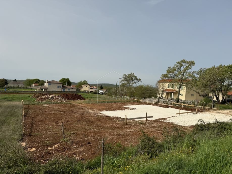 Svetvinčenat, okolica, zazidljivo zemljišče s projektom