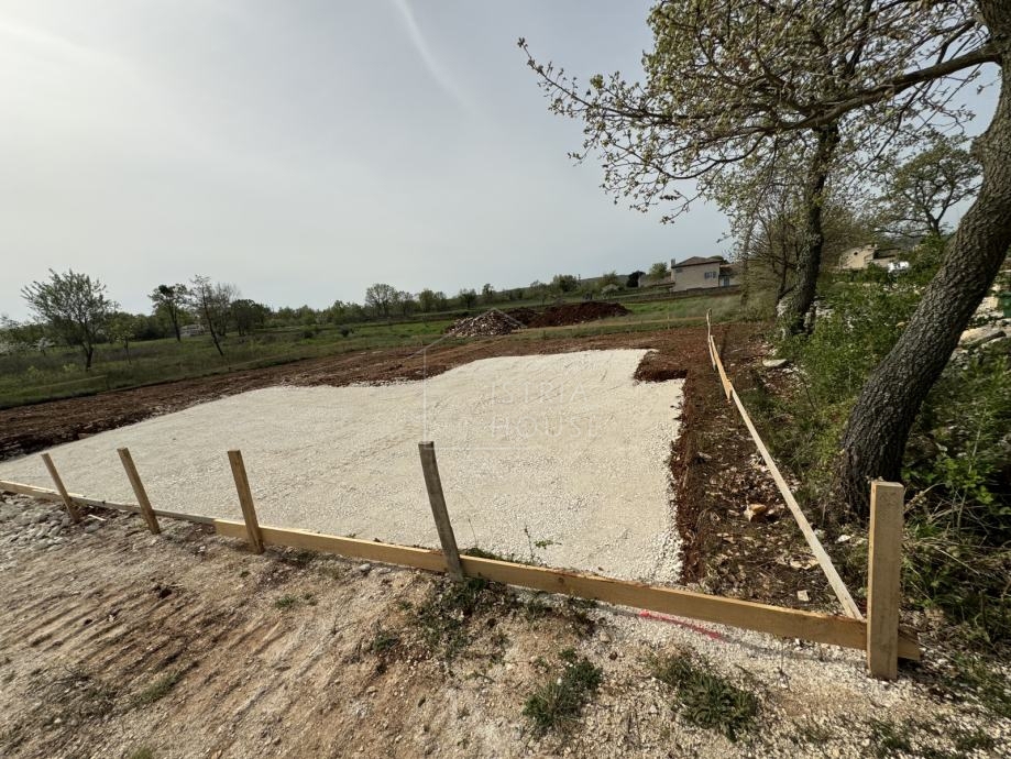 Svetvinčenat, okolica, zazidljivo zemljišče s projektom