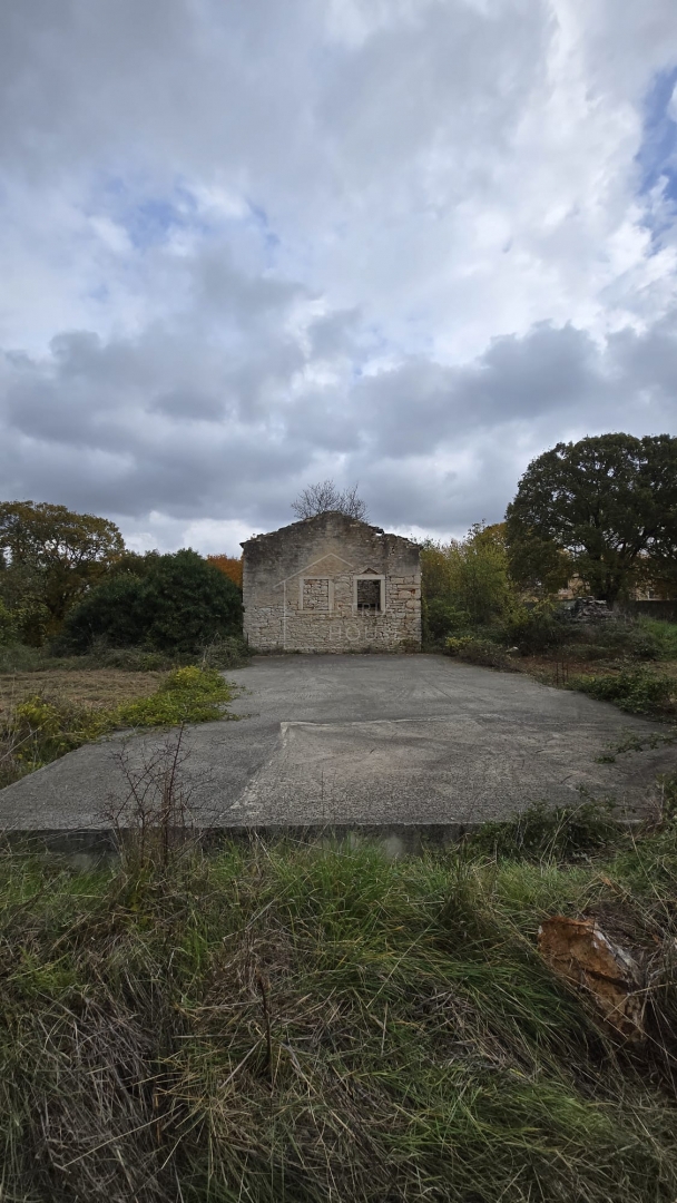 Bale, velika gradbena parcela v središču