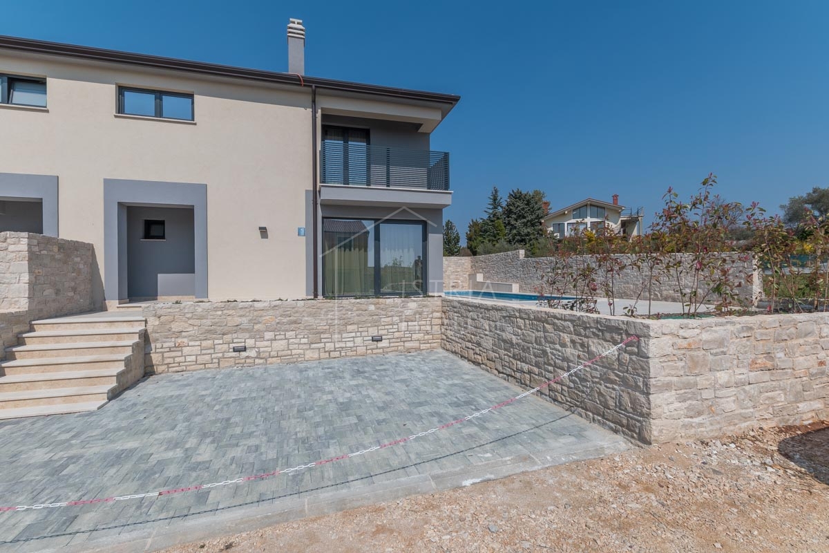 NOVIGRAD, okolica, moderna kuća s bazenom