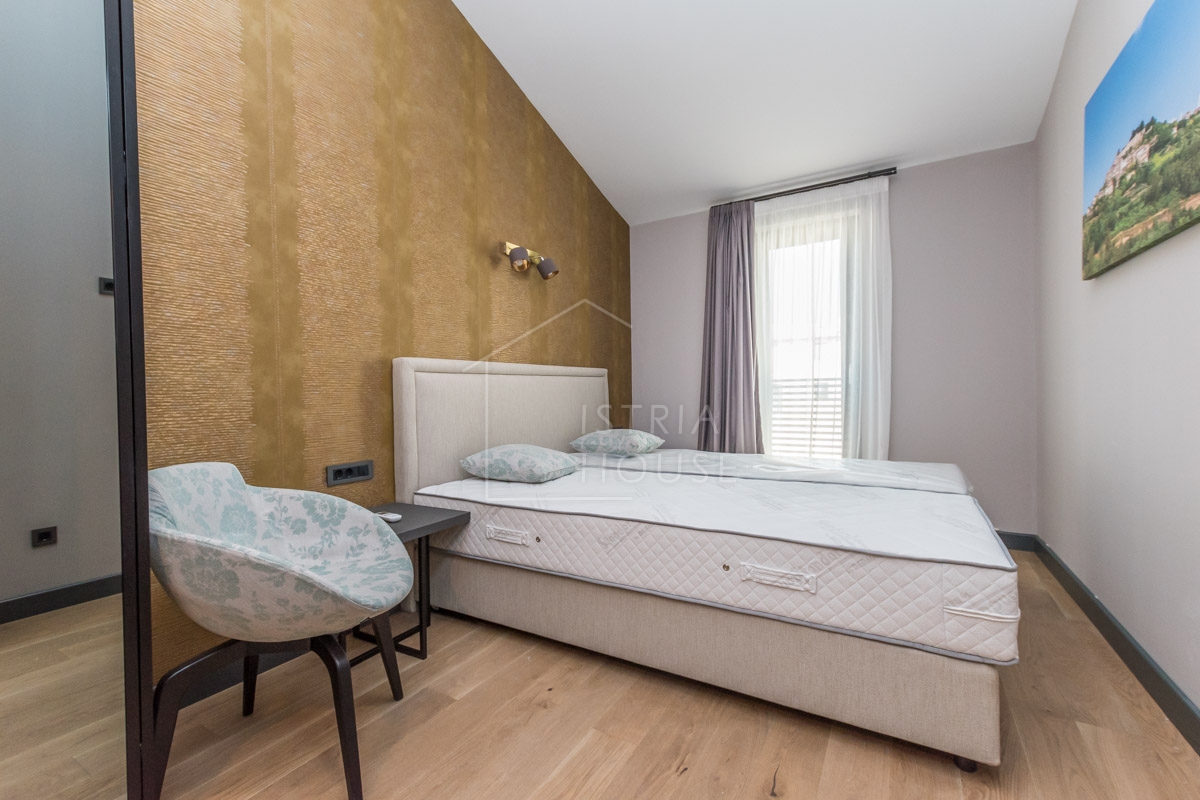 NOVIGRAD, okolica, moderna kuća s bazenom