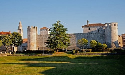 Svetvinčenat, okolica, gradbeno zemljišče s pogledom na morje v daljavi