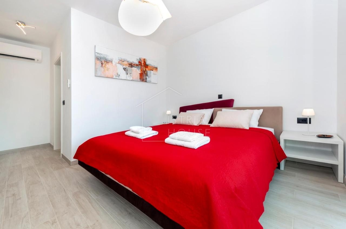 Rovinj, moderna vila z bazenom