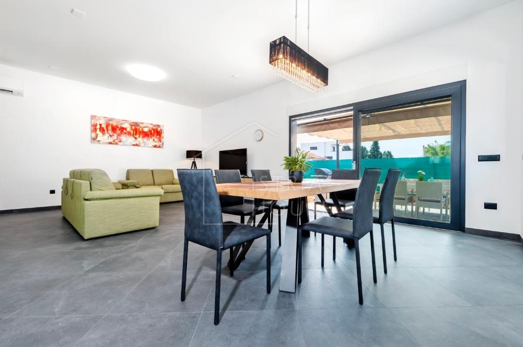 Rovinj, moderna vila z bazenom