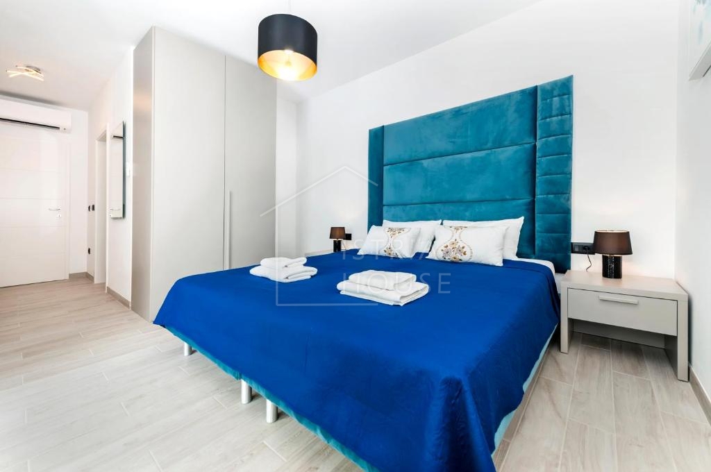 Rovinj, moderna vila z bazenom