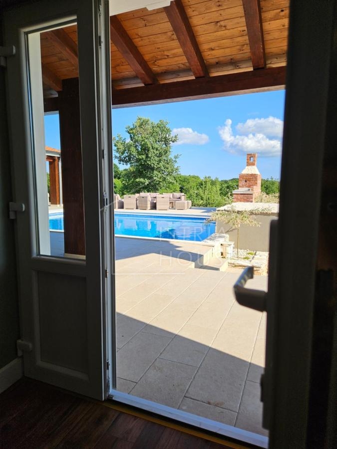 Svetvinčenat, okolica, moderna vila z bazenom
