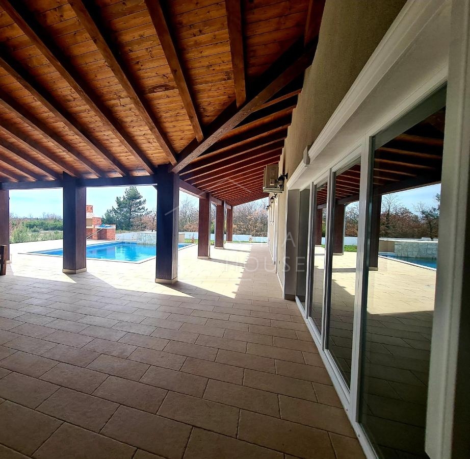 Svetvinčenat, okolica, moderna vila z bazenom