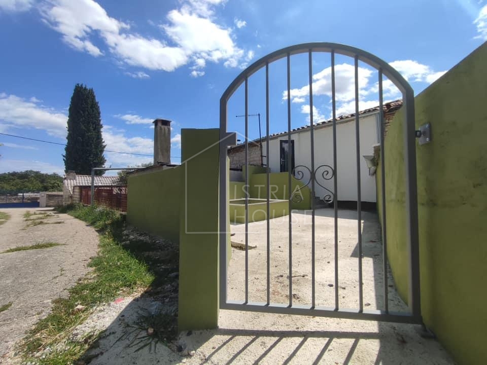 Svetvinčenat, okolica, obnovljena stara hiša z bazenom