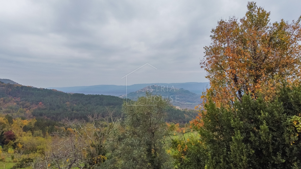 Motovun, kamnita hiša s panoramskim razgledom