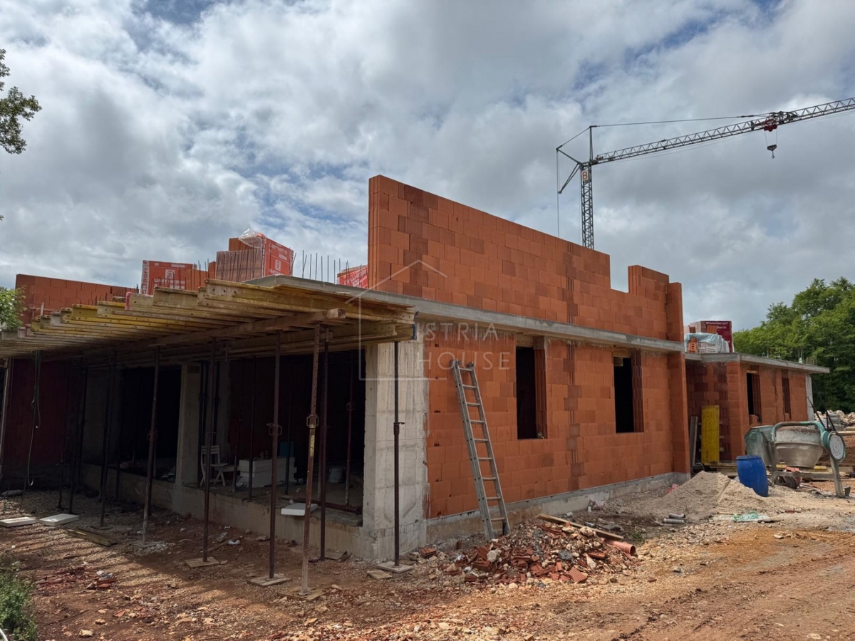 Rovinj, okolica, stanovanje v novogradnji z vrtom