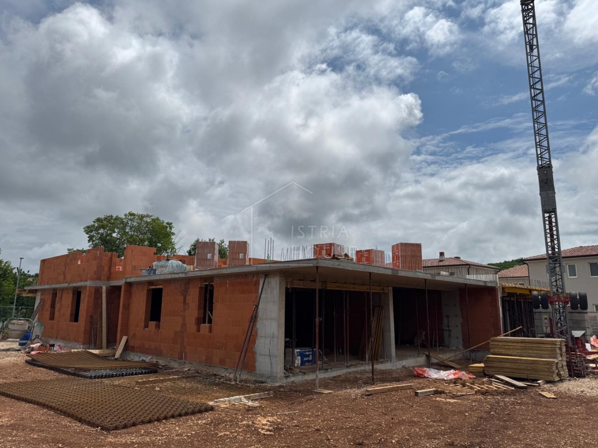 Rovinj, okolica, stanovanje v novogradnji z vrtom