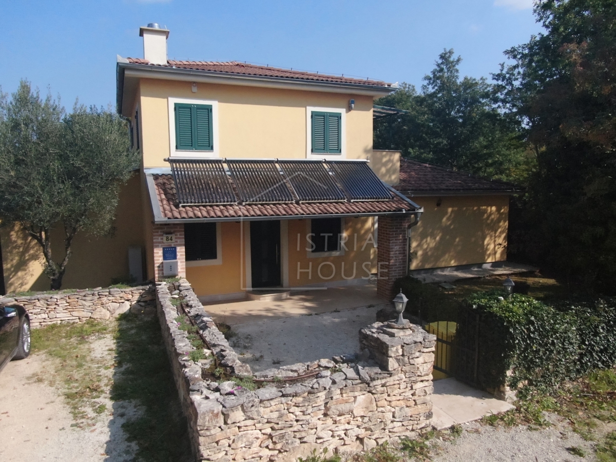 Svetvinčenat, lepo posestvo z vilami na robu vasi