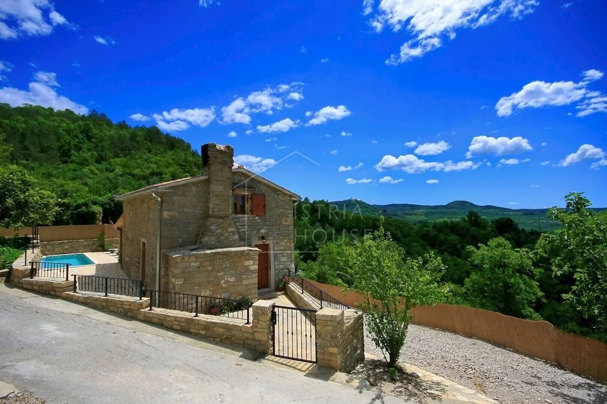 Motovun, kamnita hiša s pogledom na Motovun