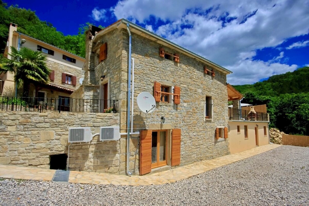 Motovun, kamnita hiša s pogledom na Motovun