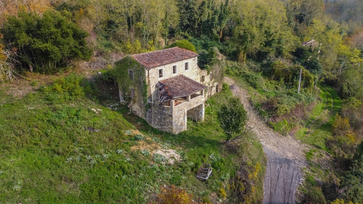 Motovun, kamnita hiša na samem z odprtim razgledom