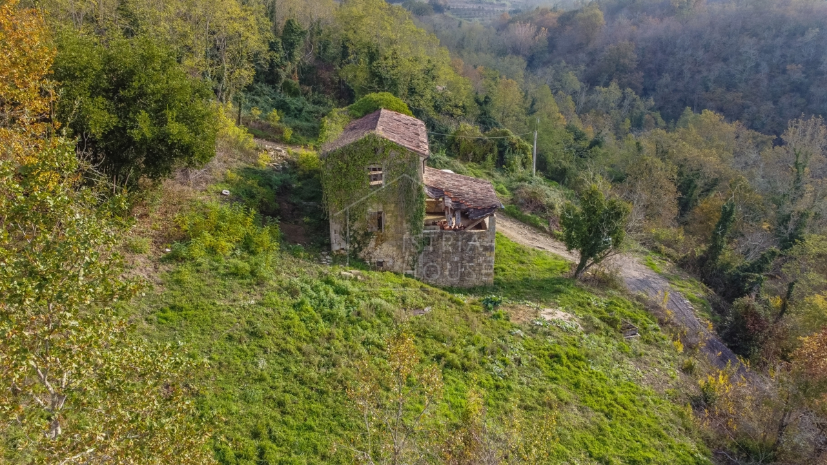 Motovun, kamnita hiša na samem z odprtim razgledom