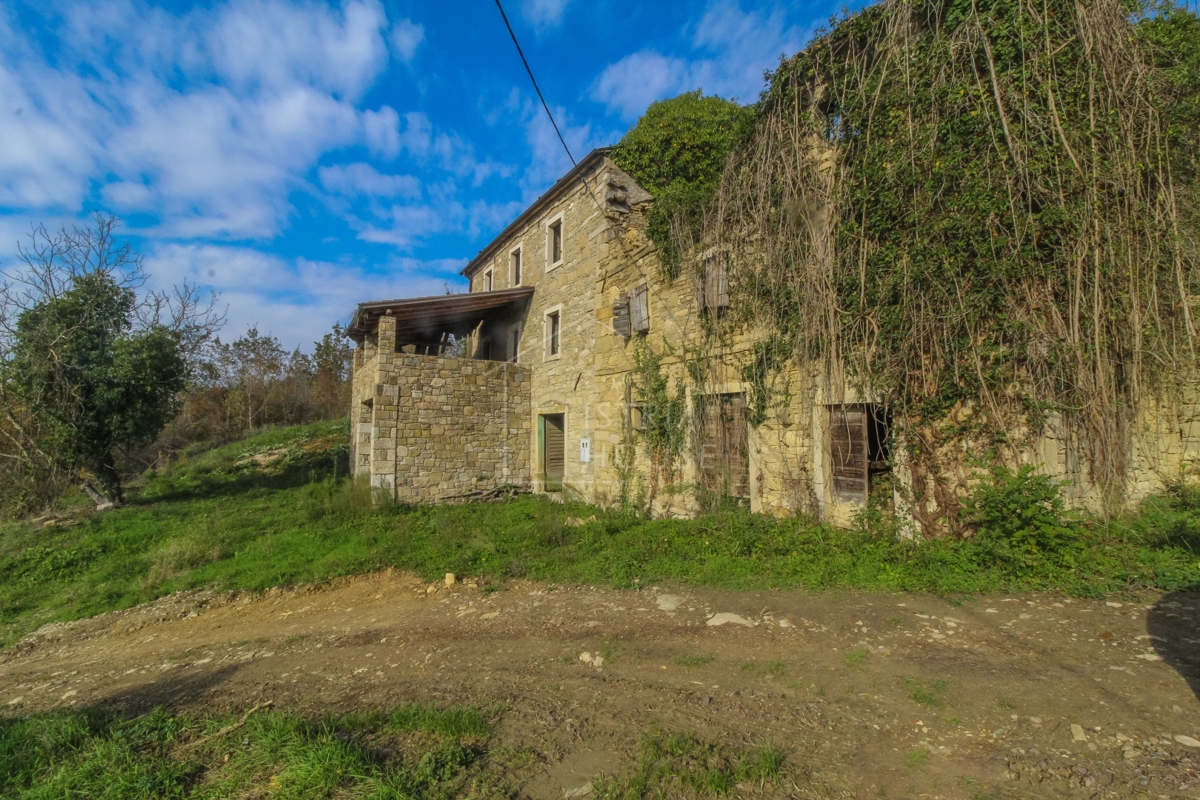 Motovun, kamnita hiša na samem z odprtim razgledom