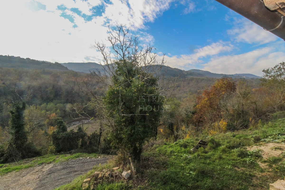 Motovun, kamnita hiša na samem z odprtim razgledom
