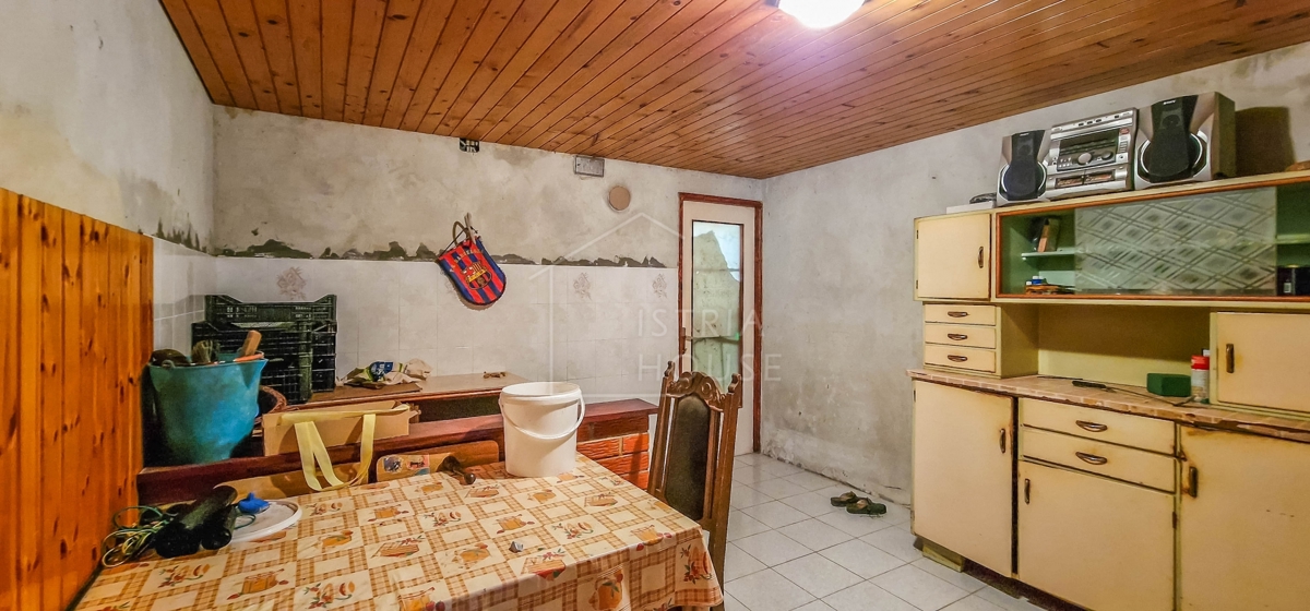 Novigrad, okolica, istrska kamnita hiša v majhnem mestu