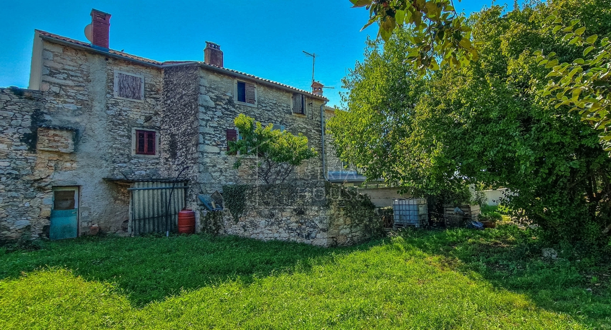 Novigrad, okolica, istrska kamnita hiša v majhnem mestu
