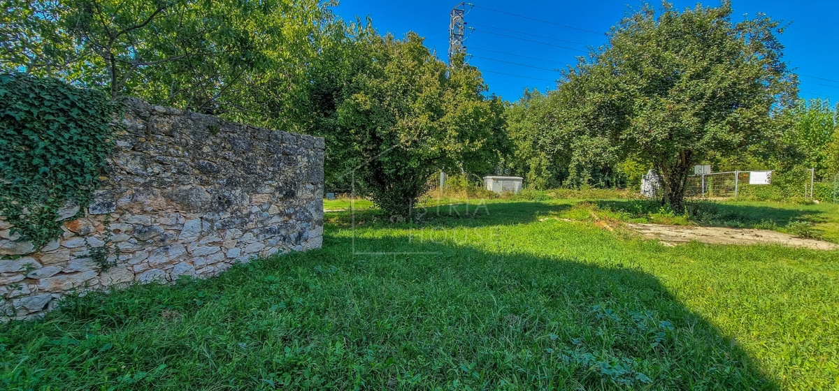 Novigrad, okolica, istrska kamnita hiša v majhnem mestu