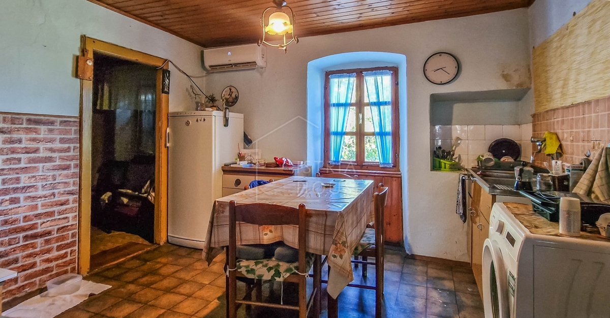 Novigrad, okolica, istrska kamnita hiša v majhnem mestu