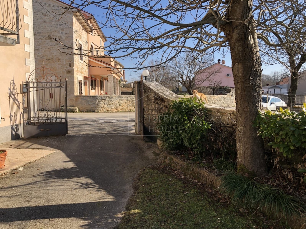 Svetvinčenat, okolica, družinska hiša z velikim vrtom