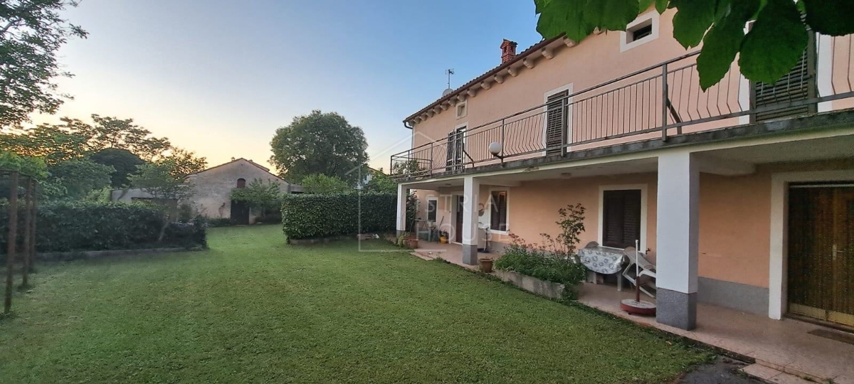 Svetvinčenat, okolica, družinska hiša z velikim vrtom