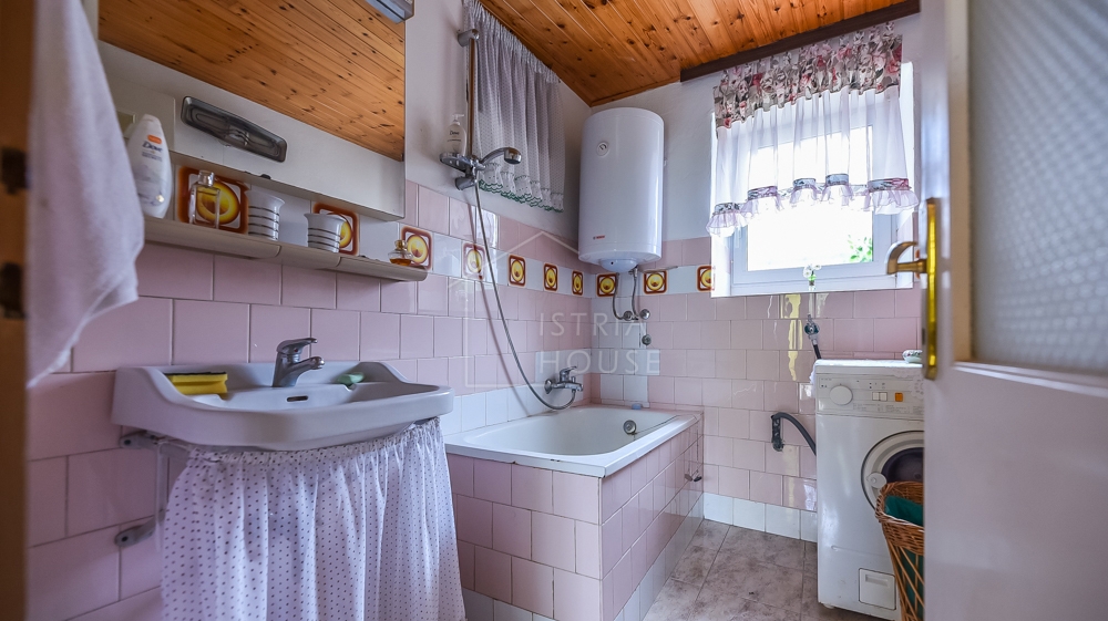 Svetvinčenat, okolica, družinska hiša z velikim vrtom