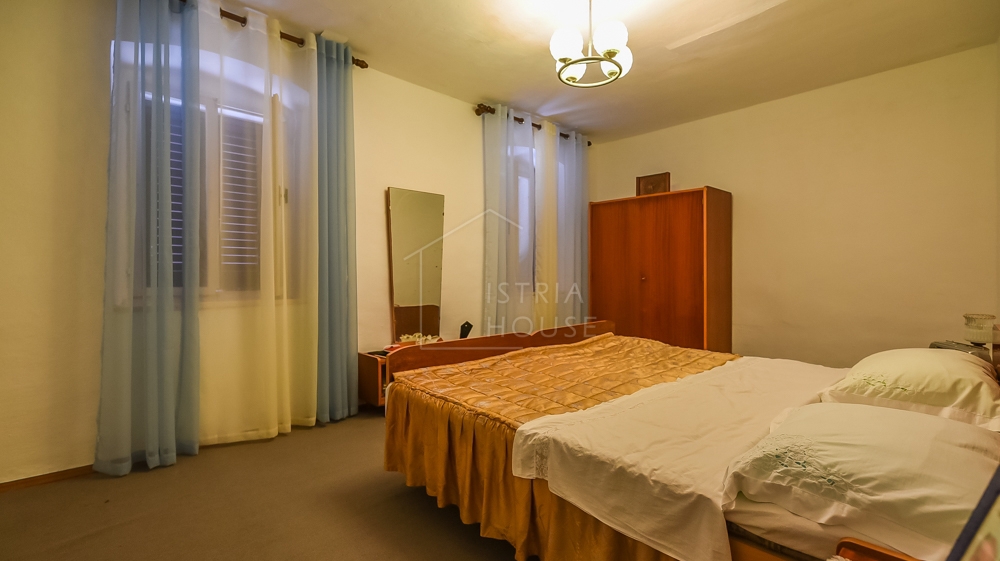 Svetvinčenat, okolica, družinska hiša z velikim vrtom