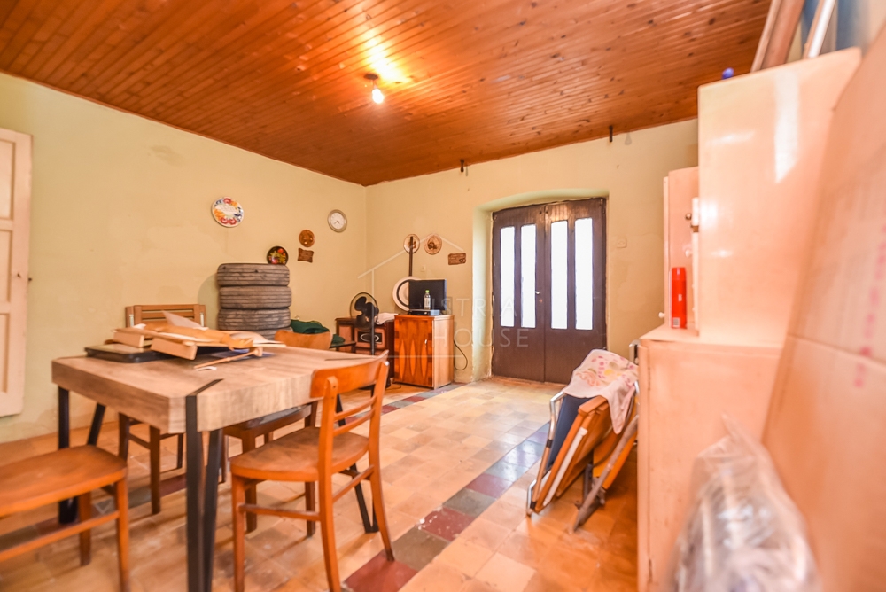 Bale, hiša za prenovo v centru