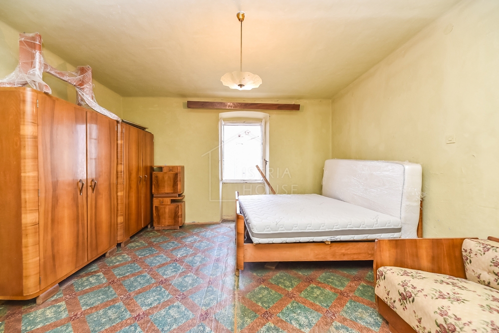 Bale, hiša za prenovo v centru