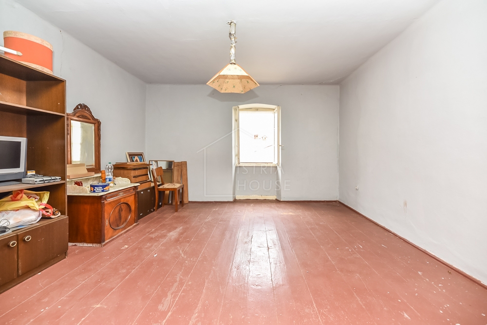 Bale, hiša za prenovo v centru