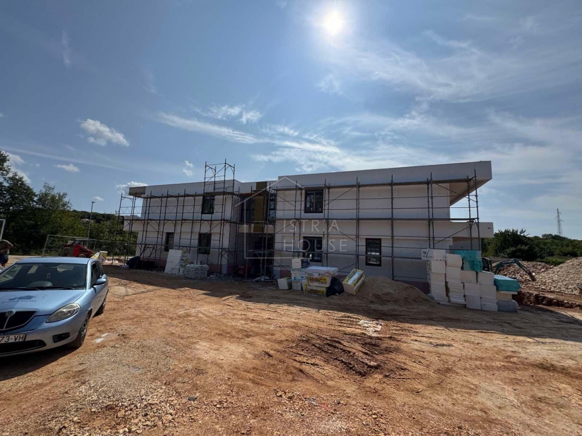 Rovinj, okolica, stanovanje v prvem nadstropju s prostorno teraso