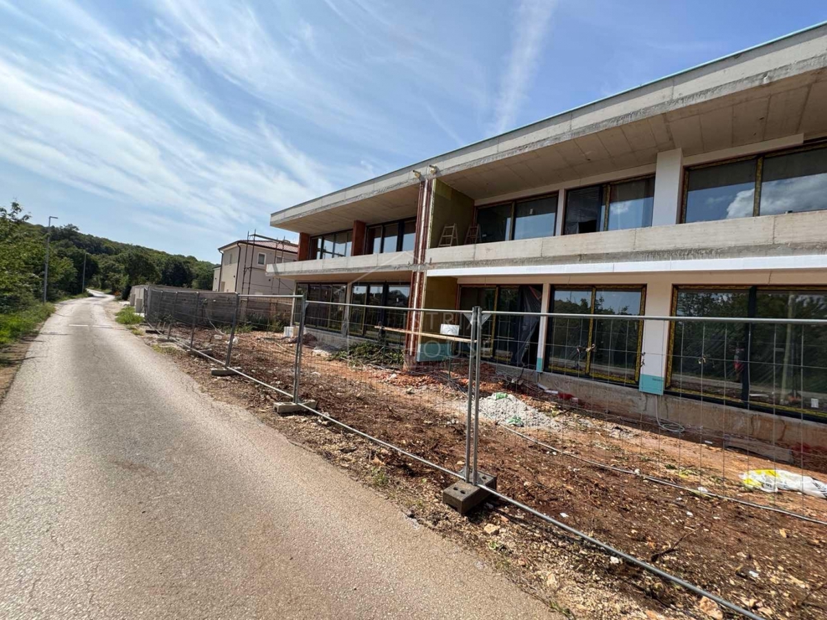 Rovinj, okolica, stanovanje v prvem nadstropju s prostorno teraso