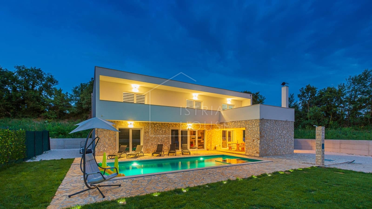 Svetvinčenat, moderna bela vila