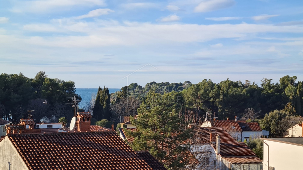 Poreč, stanovanje na dobri lokaciji s pogledom na morje