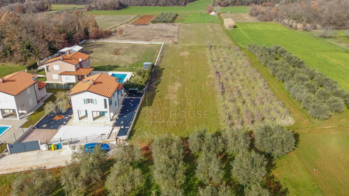 Poreč, okolica, gradbeno zemljišče na robu mesta