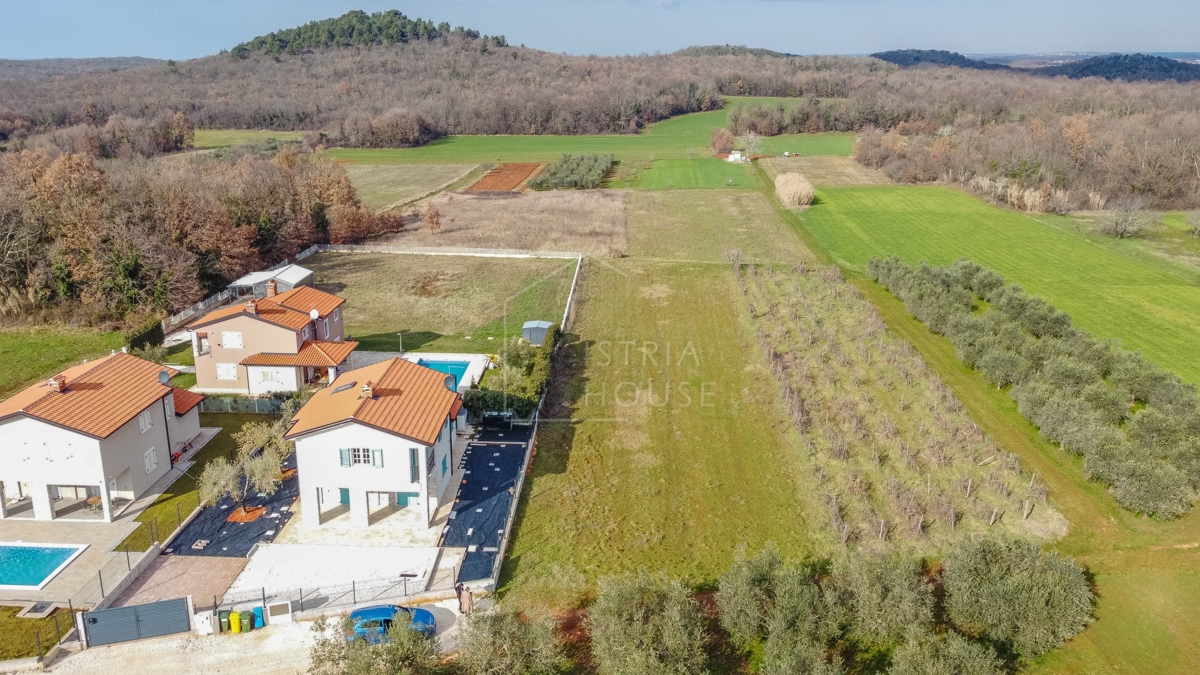 Poreč, okolica, gradbeno zemljišče na robu mesta