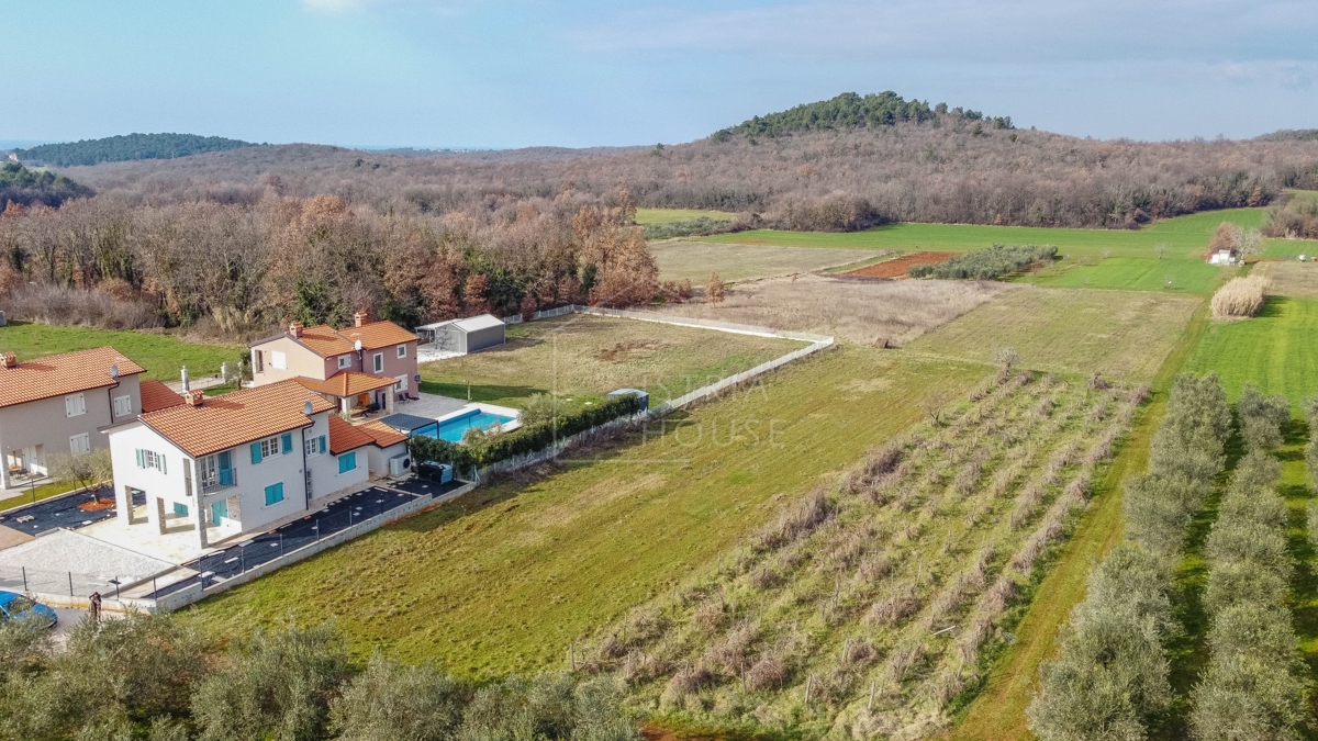 Poreč, okolica, gradbeno zemljišče na robu mesta