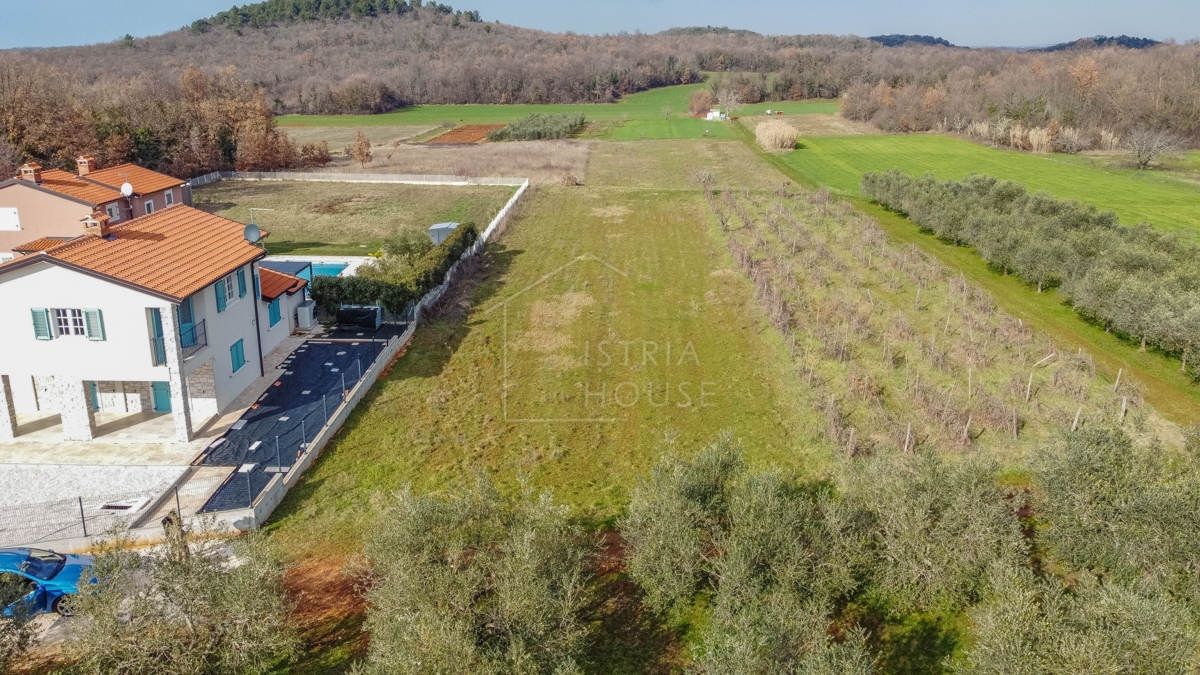 Poreč, okolica, gradbeno zemljišče na robu mesta