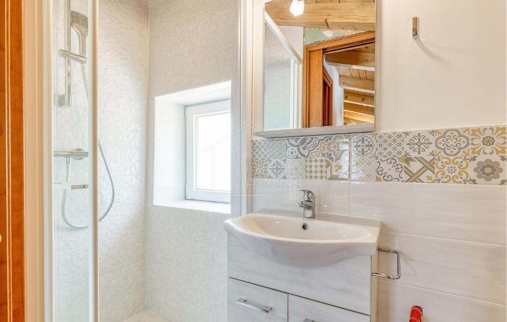 Kanfanar, okolica, istrska hiša z bazenom in veliko parcelo