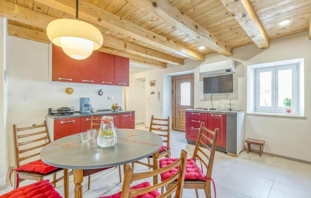 Kanfanar, okolica, istrska hiša z bazenom in veliko parcelo