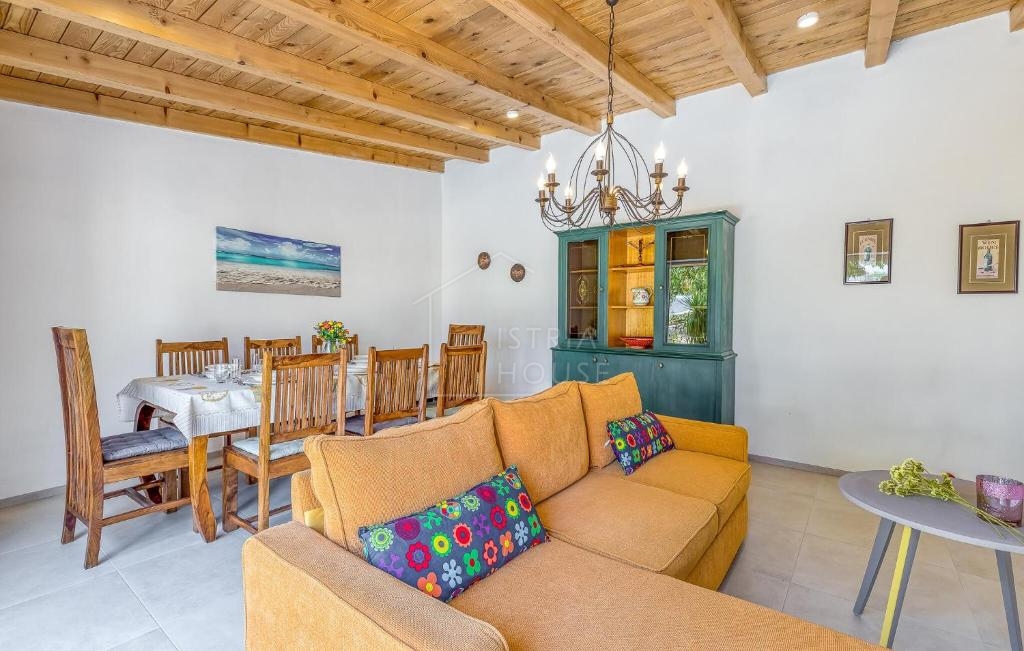 Kanfanar, okolica, istrska hiša z bazenom in veliko parcelo