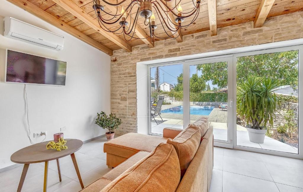 Kanfanar, okolica, istrska hiša z bazenom in veliko parcelo