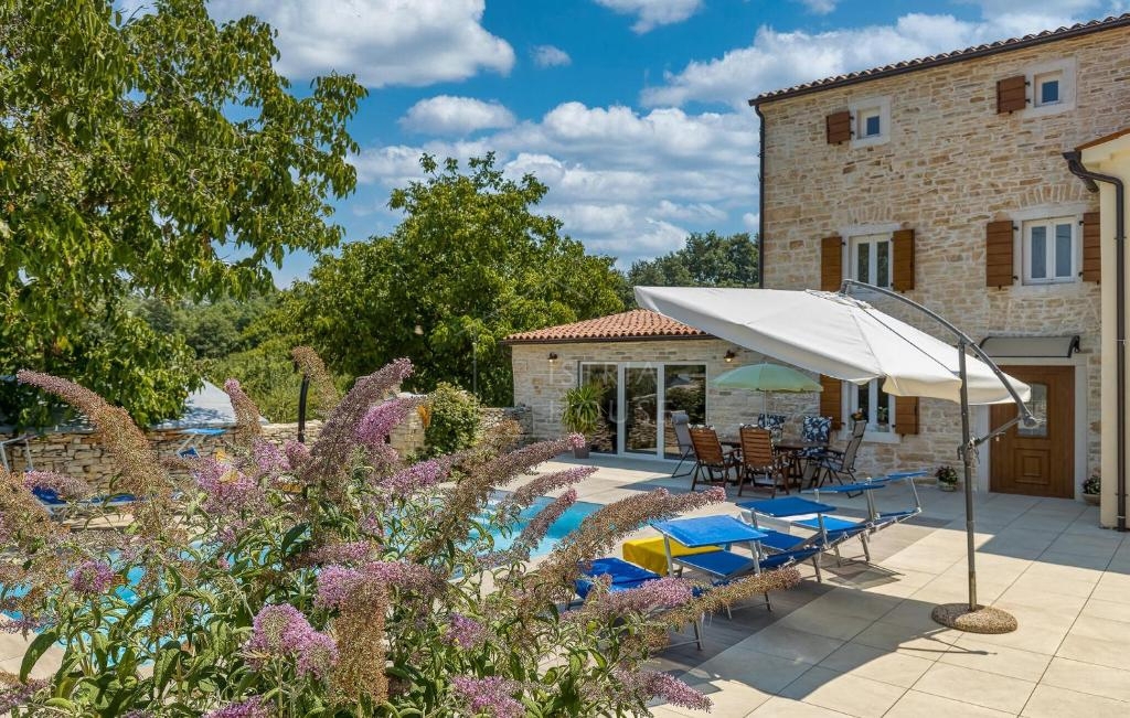 Kanfanar, okolica, istrska hiša z bazenom in veliko parcelo